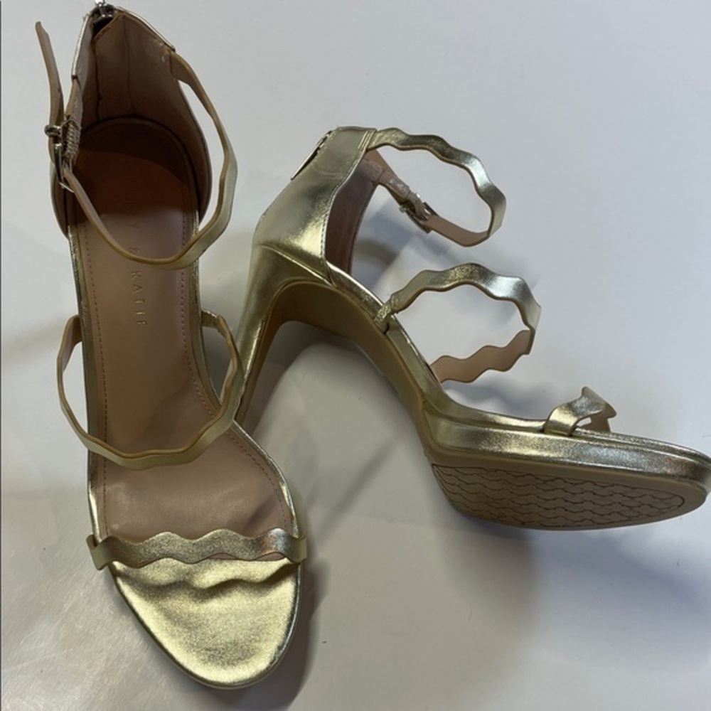 Kelly & Katie Gold Heels Womens Size 10 Scalloped Strap Dress Sandals